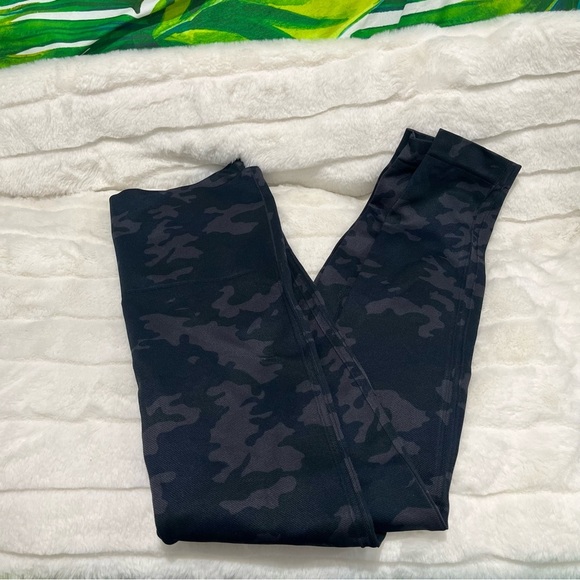 SPANX Pants - Nwot $68 Spanx Medium Look At Me Now Seamless Cropped Black Camo Workout Legging